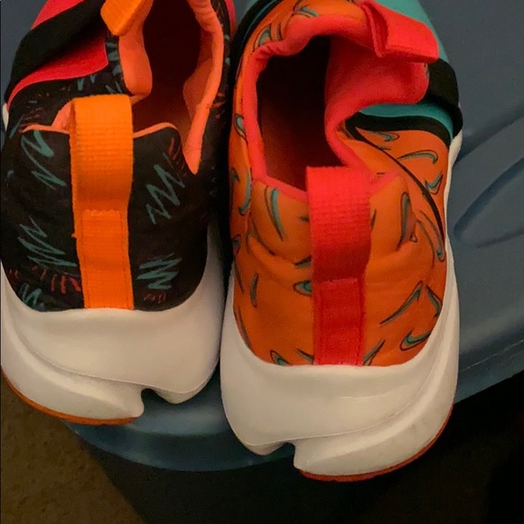 nike different color shoes